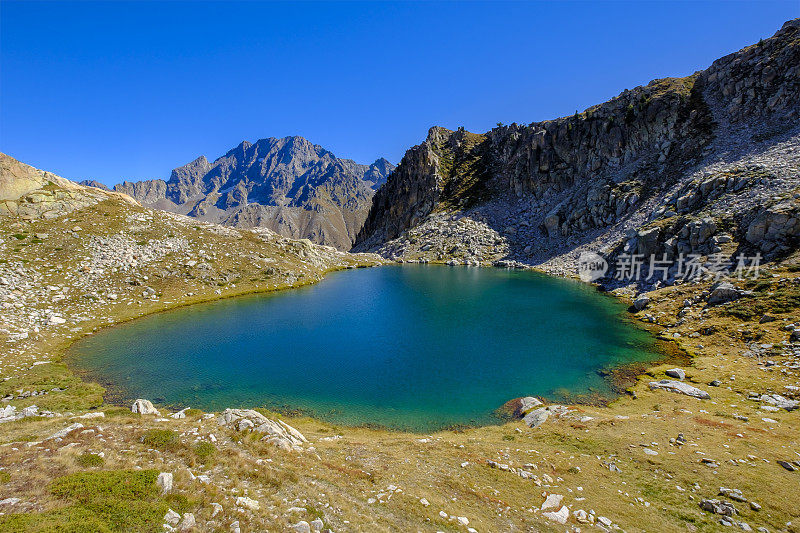 “Laghi di Fremamorta”小径，这是海洋阿尔卑斯自然公园中的一系列小湖泊。意大利北部山麓,